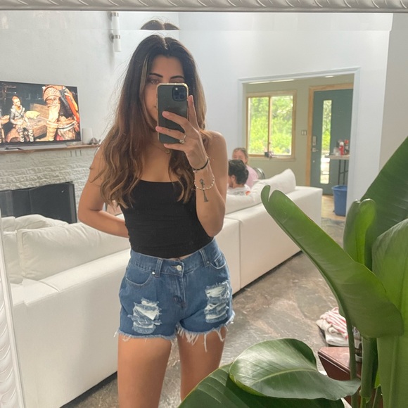 Pretty Little Thing cut-off Jean shorts - Picture 2 of 4